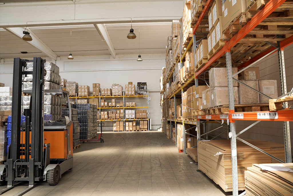 Come funziona un magazzino per la logistica? Scopri le migliori procedure, attrezzature e strumentazioni che non possono mancare 