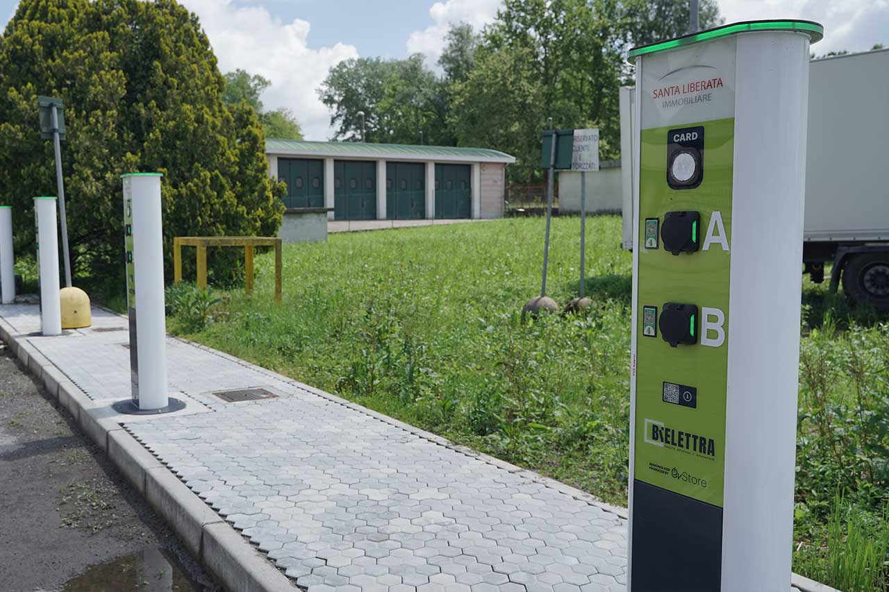 Colonnine-di-ricarica-per-veicoli-elettrici-immobiliare-santa-liberata